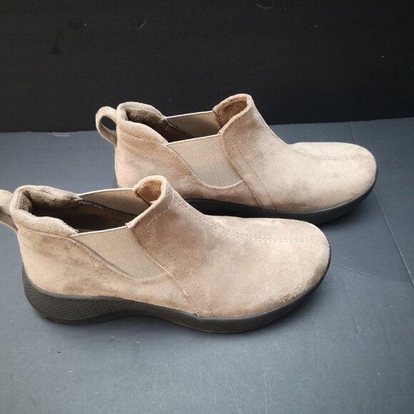 Earth Origins Ladies Size 7 Taupe Wedge Faux Leather Ankle Boot / Shoe - Picture 2 of 10